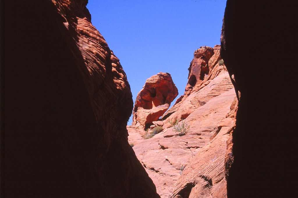 IMG_0011.jpg - Valley of fire State Park  http://en.wikipedia.org/wiki/Valley_of_Fire_State_Park 