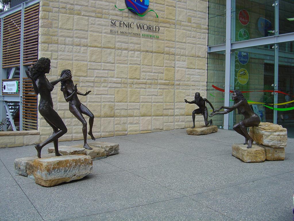 DSC02677.JPG - Three Sisters in front of the Katoomba (Blue Mountains) cableway