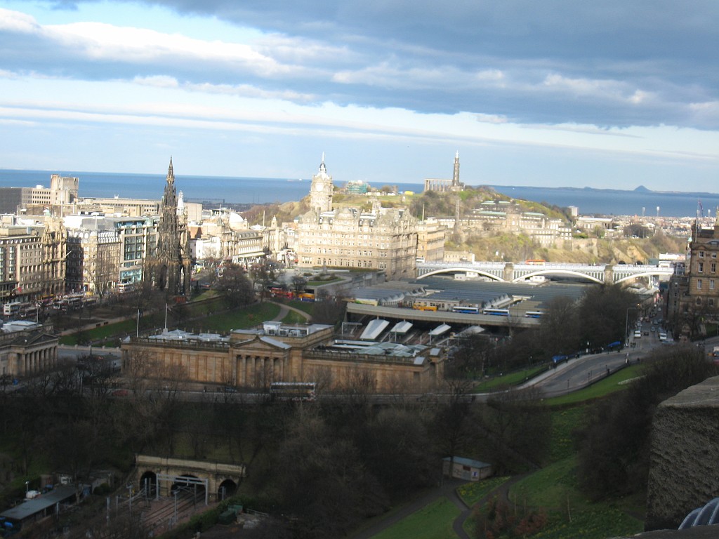 IMG_5138.JPG - Edinburgh  http://en.wikipedia.org/wiki/Edinburgh  view over Calton Hill  http://en.wikipedia.org/wiki/Calton_Hill 