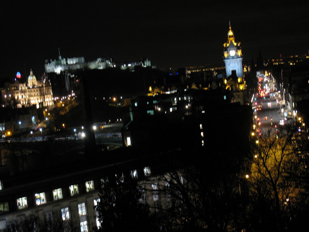 IMG_5234.JPG - Princes Street  http://en.wikipedia.org/wiki/Princes_Street  at night