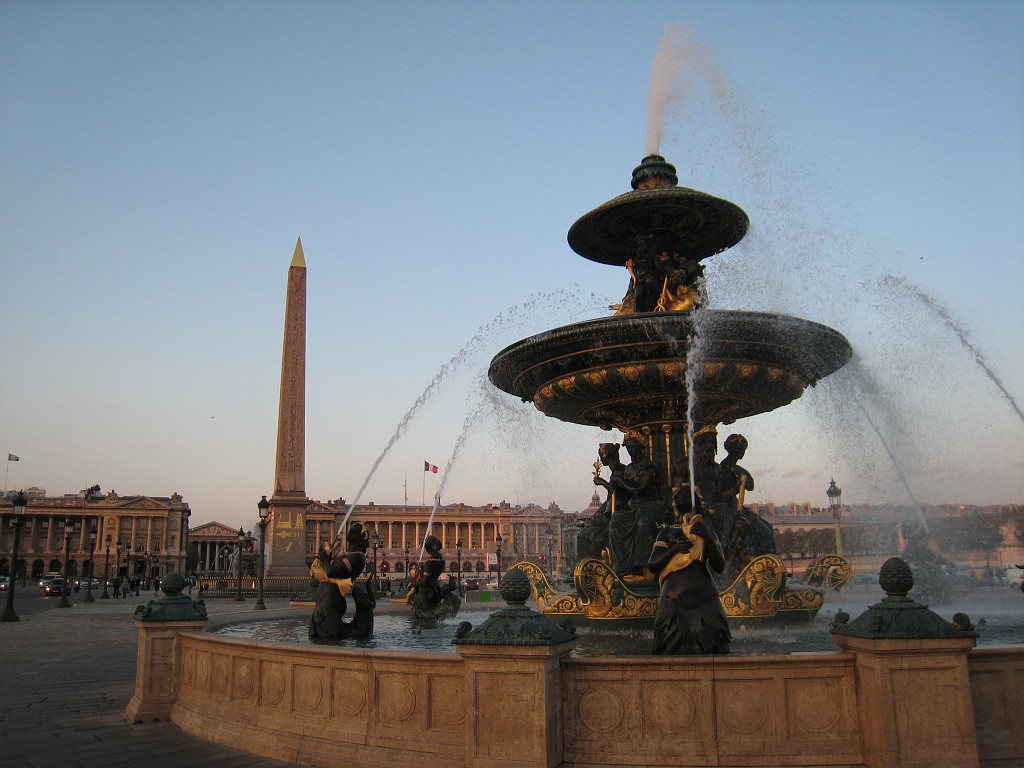 IMG_5604.JPG - Place de la Concord ( http://en.wikipedia.org/wiki/Place_de_la_Concorde ) southern fountain to honor sea shipping
