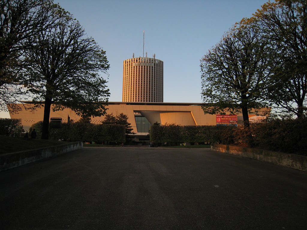 IMG_5777.JPG - Palais des congrès de Paris ( http://en.wikipedia.org/wiki/Palais_des_Congr%C3%A8s_de_Paris ) and Hotel Concorde La Fayette ( http://en.wikipedia.org/wiki/Hotel_Concorde_La_Fayette ) from Porte Maillot ( http://en.wikipedia.org/wiki/Porte_Maillot_(Paris_Metro) )
