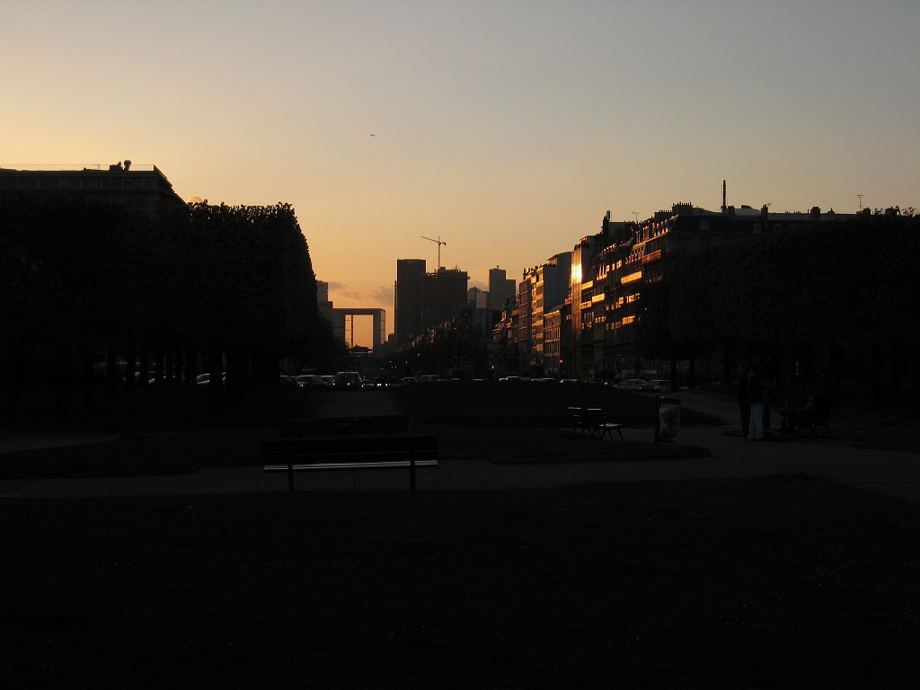 IMG_5778.JPG - Avenue Charles de Gaulle ( http://en.wikipedia.org/wiki/Charles_de_Gaulle ) and the Grande Arche ( http://en.wikipedia.org/wiki/Grande_Arche )
