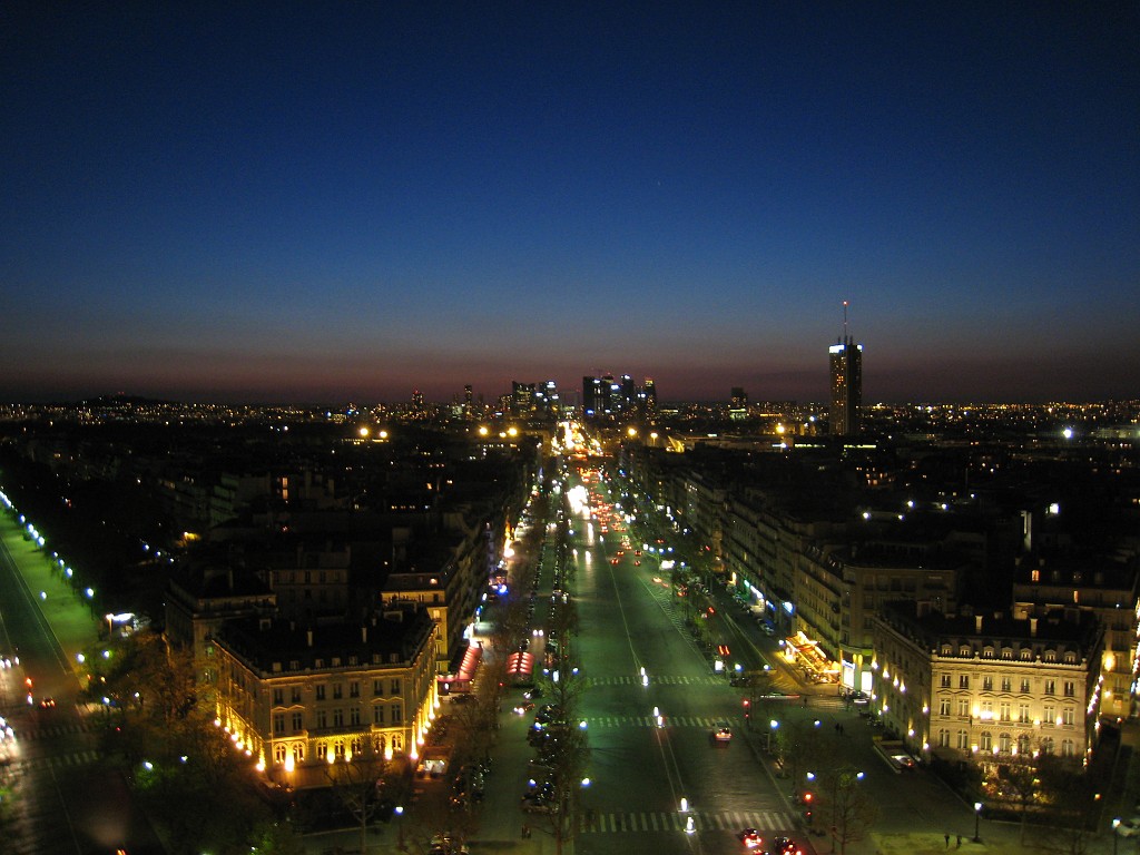 IMG_5810.JPG - Avenue de la Grande Armée and blue hour sky over La Défense ( http://en.wikipedia.org/wiki/La_D%C3%A9fense )