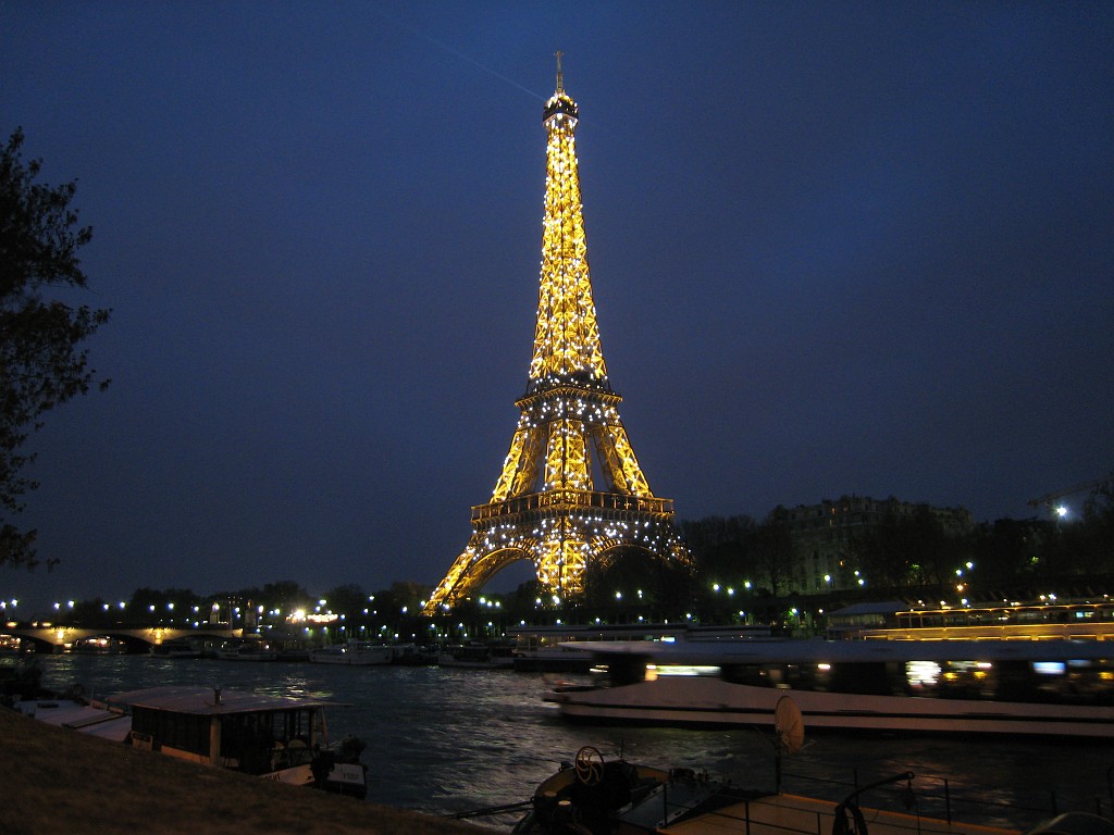 IMG_5931.JPG - Eiffel Tower ( http://en.wikipedia.org/wiki/Eiffel_Tower ) on the other side of the river Seine ( http://en.wikipedia.org/wiki/Seine )