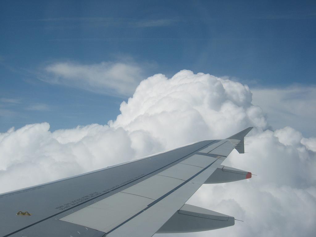 IMG_6040.JPG - Cloud mountain on the way to Paris