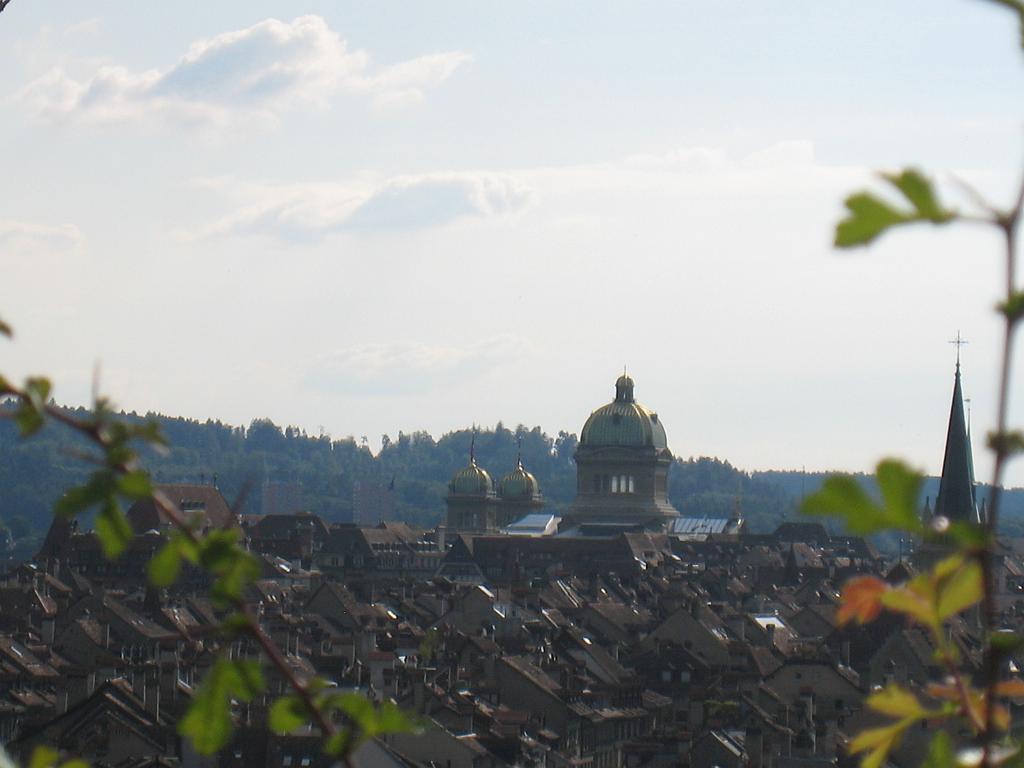 IMG_7878.JPG - Above the rooftops of Bern with the Bundeshaus