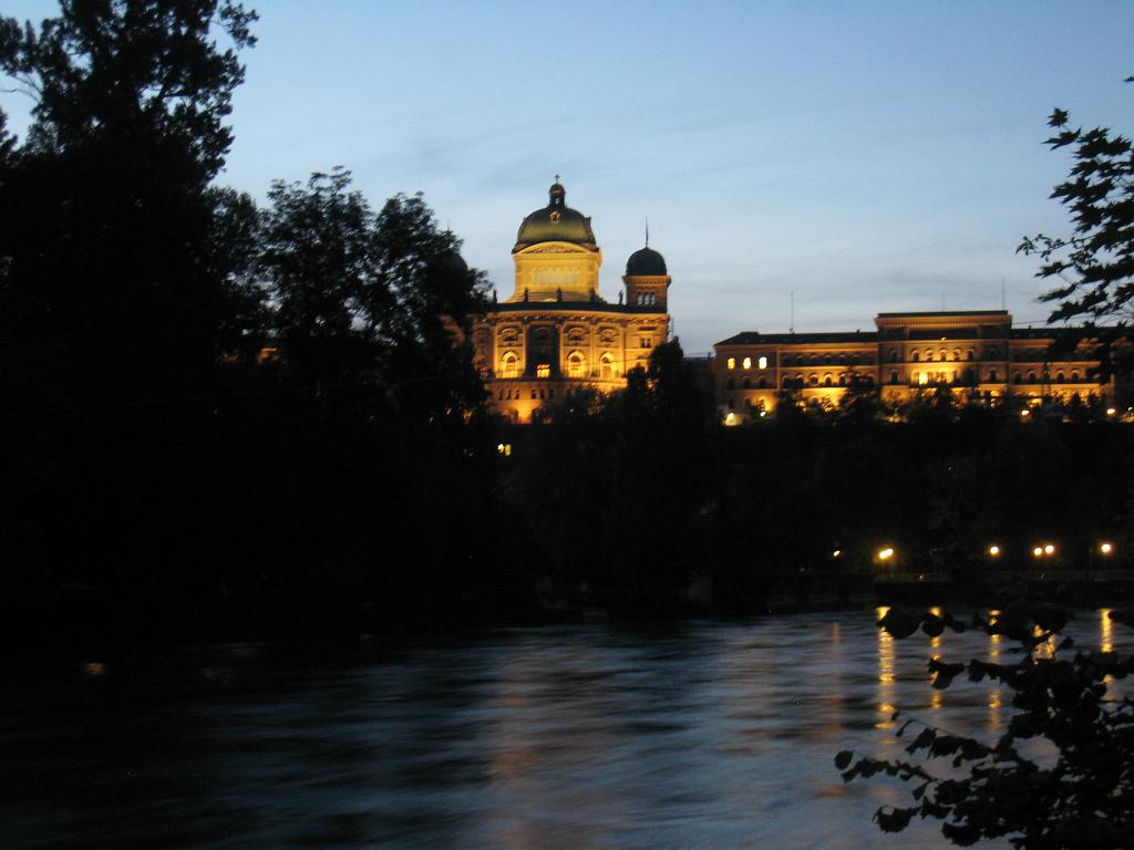 IMG_7938.JPG - Bundeshaus above Aare river