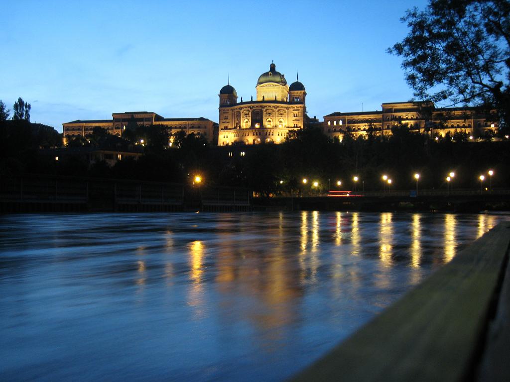 IMG_7941.JPG - Bundeshaus above Aare river