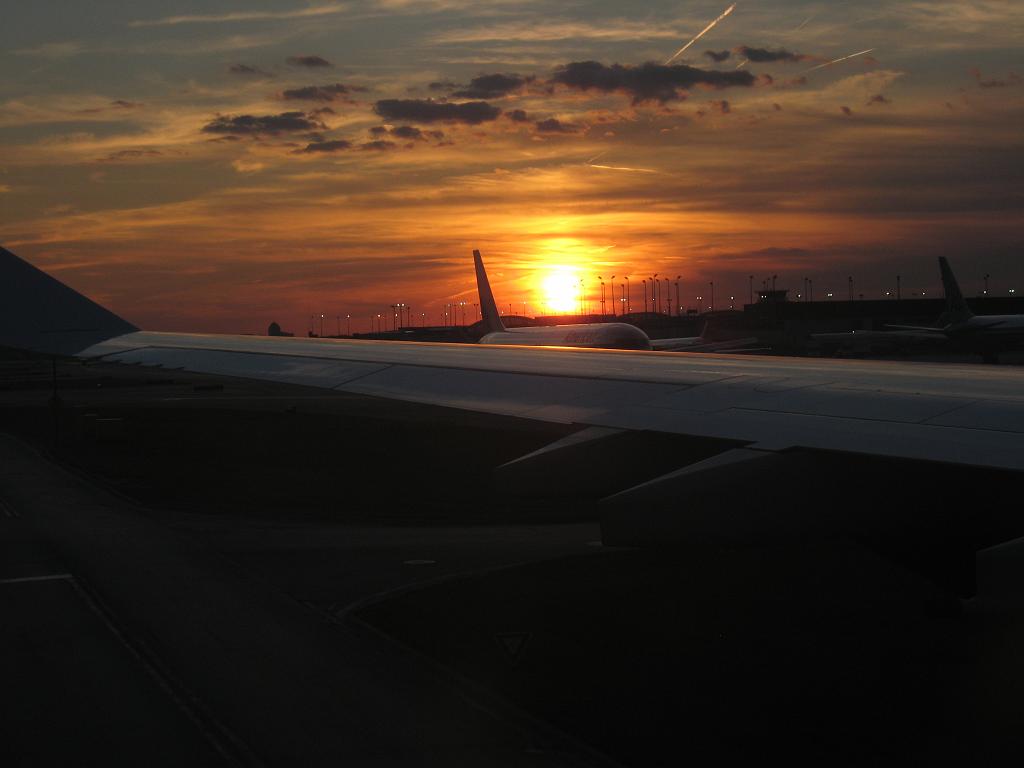 IMG_8759.JPG - Arriving on Chicago O'Hare Airport at Sunset time