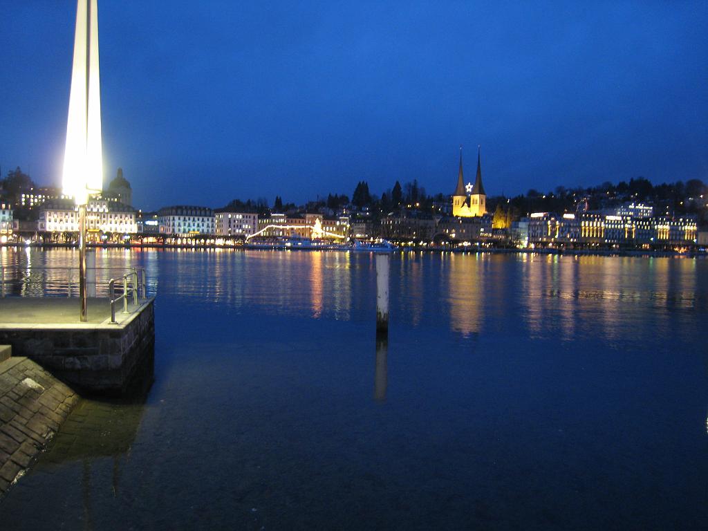 IMG_0068.JPG - Schweizerhofquai & Hofkirche from Inseliquai