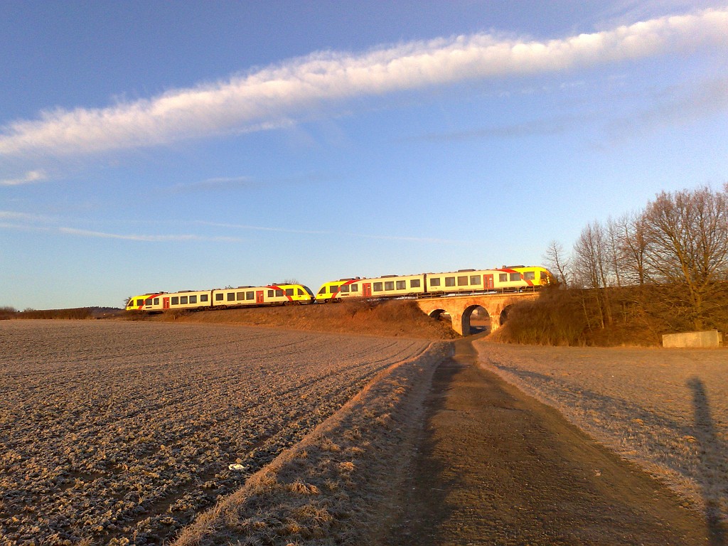 18022009101.jpg - Taunusbahn auf Hausener Eisenbahnbrücke