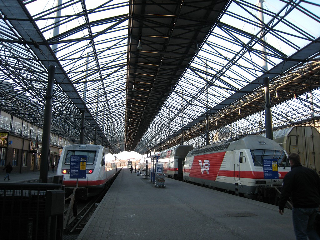 IMG_0641.JPG - Helsinki main train station ( http://en.wikipedia.org/wiki/Helsinki_Central_railway_station 