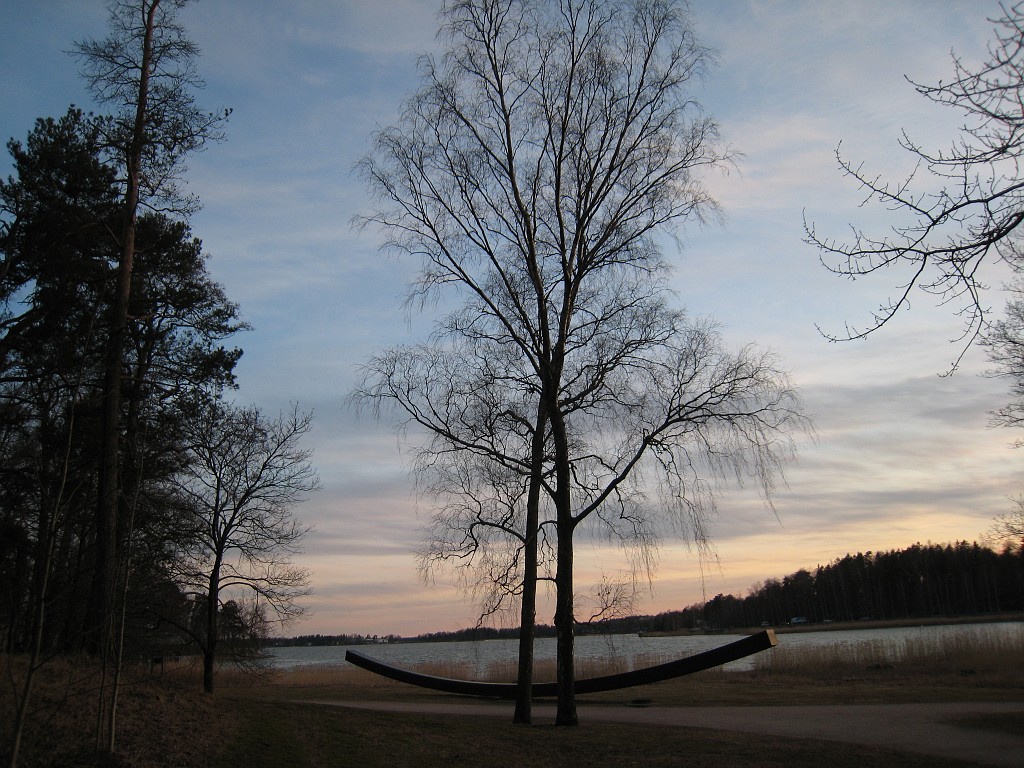IMG_0764.JPG - Trees and monument in Meilahdenpuisto