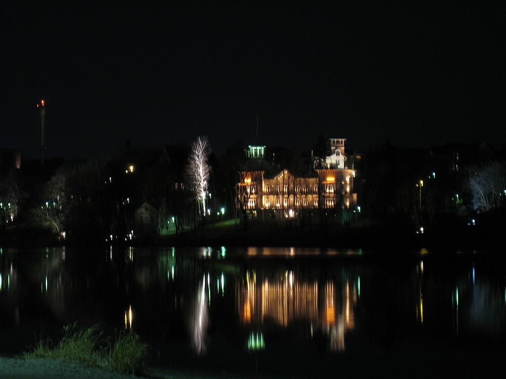 IMG_0849.JPG - Villa Kivi ( http://www.sinunjuhlasi.fi/kivi/ekivi.htm ) at night