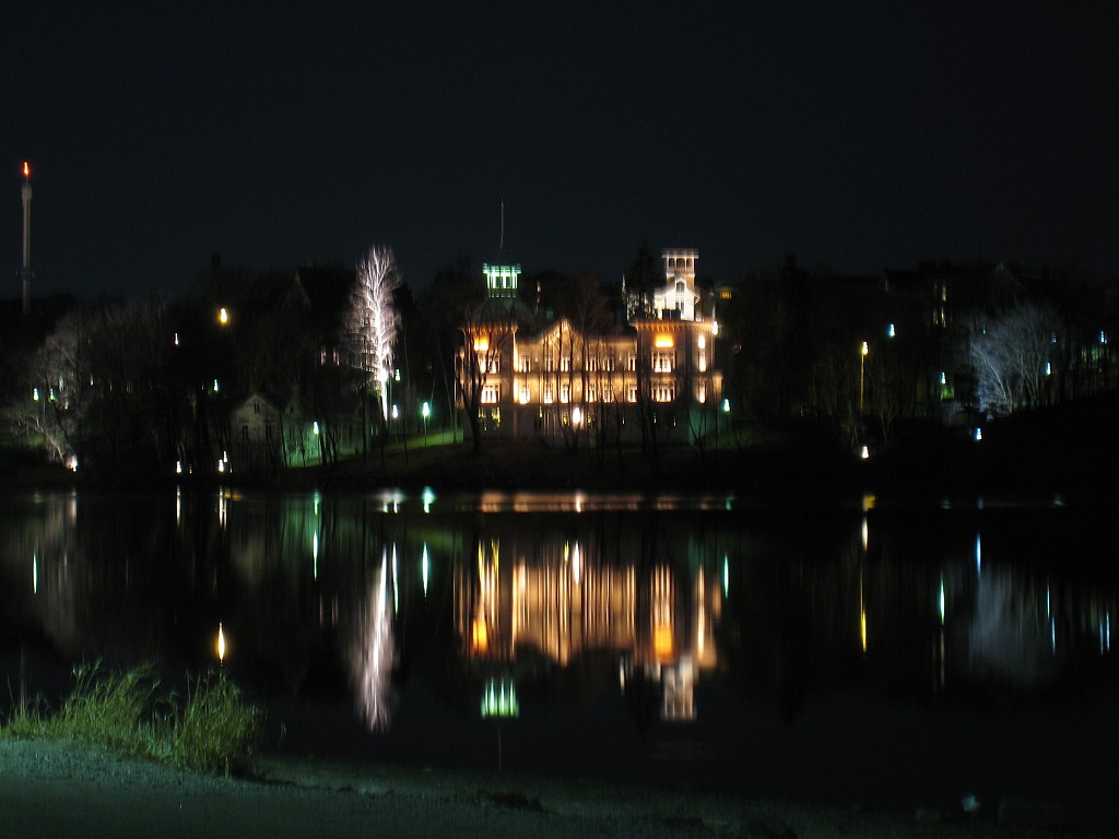 IMG_0850.JPG - Villa Kivi ( http://www.sinunjuhlasi.fi/kivi/ekivi.htm ) at night