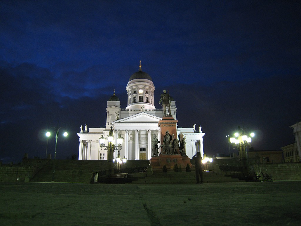 IMG_0916.JPG - The Statue Tsar of Alexander II ( http://en.wikipedia.org/wiki/Alexander_II_of_Russia ) & Helsinki Cathedral ( http://en.wikipedia.org/wiki/Helsinki_Cathedral 