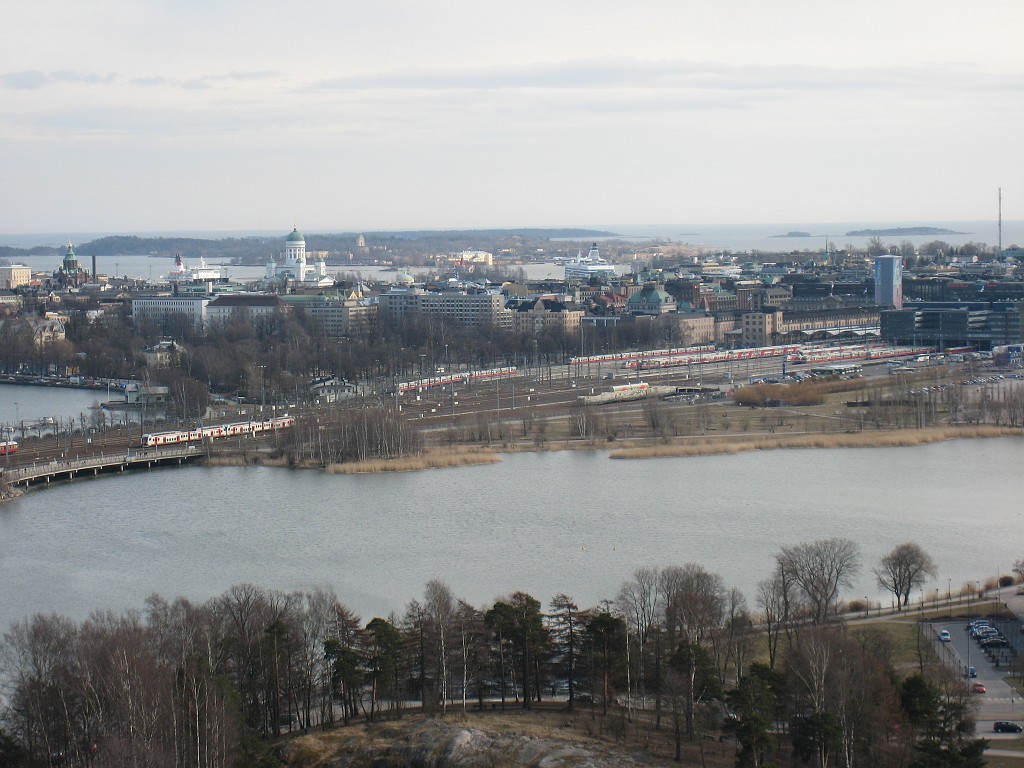 IMG_0945.JPG - Features Uspenski Orthodox Cathedral ( http://en.wikipedia.org/wiki/Uspenski_Cathedral ), Helsinki Cathedral ( http://en.wikipedia.org/wiki/Helsinki_Cathedral ), ships in the harbour,  Finnish National Theatre ( http://en.wikipedia.org/wiki/Finnish_National_Theatre ) and  the central train station ( http://en.wikipedia.org/wiki/Helsinki_Central_railway_station ) from the left to the right.