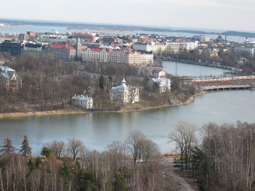 IMG_0951.JPG - Villa Kivi ( http://www.sinunjuhlasi.fi/kivi/ekivi.htm ) and Blue Villa (Sininen Huvila – Linnunlauluntie 11) hosting the a summer café offering a splendid view over Töölönlahti Bay