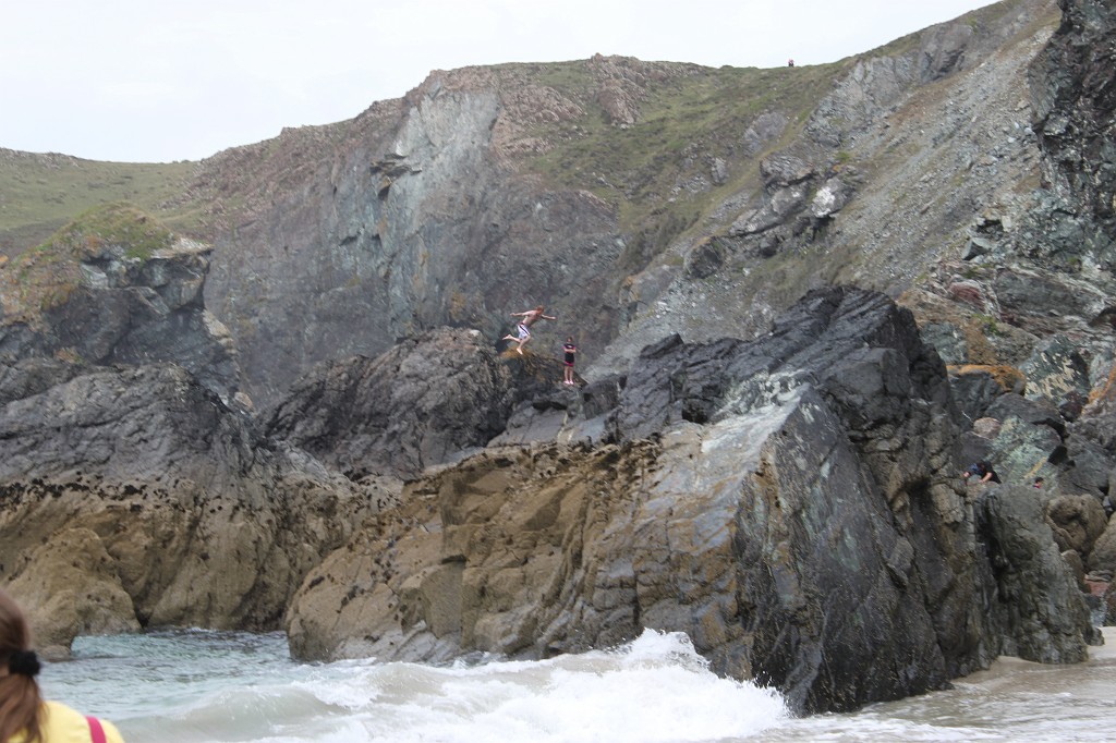 IMG_1702.JPG - Cliff jumper at Kynance Cove  http://en.wikipedia.org/wiki/Kynance_Cove 