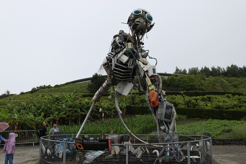 IMG_1846.JPG - Sculpture at Eden Project  http://en.wikipedia.org/wiki/Eden_Project 