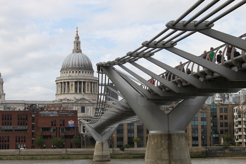 IMG_2157.JPG - Millennium Bridge low angel shot  http://en.wikipedia.org/wiki/Millennium_Bridge_(London) 