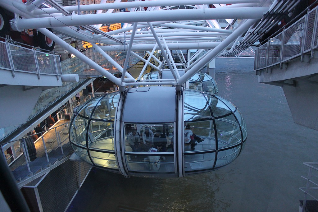 IMG_2377.JPG - London Eye cabin  http://en.wikipedia.org/wiki/London_eye 