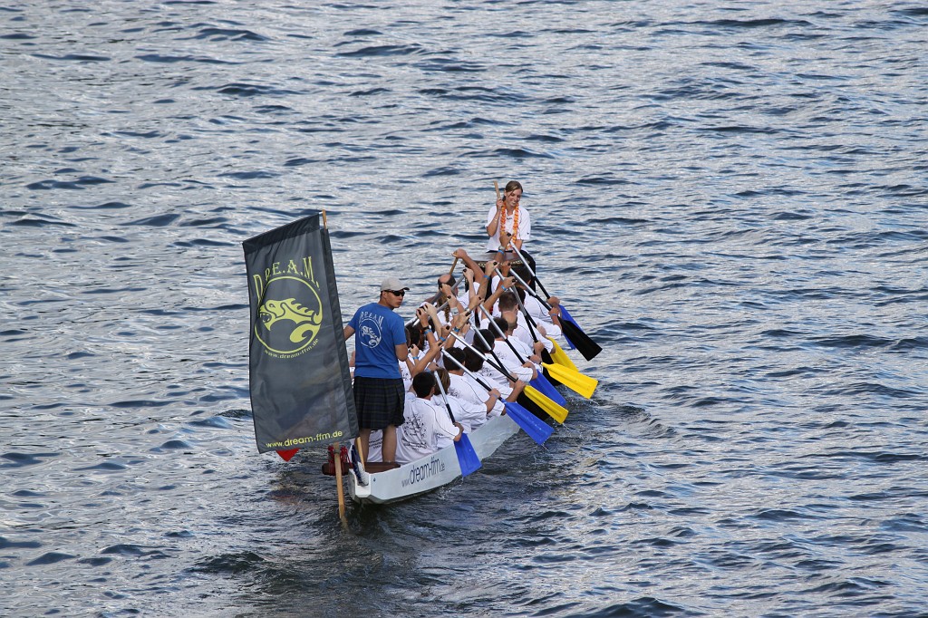 IMG_2814.JPG - Preparing for dragon boat race at Frankfurt Museumsuferfest 2009  http://en.wikipedia.org/wiki/Dragon_boat 