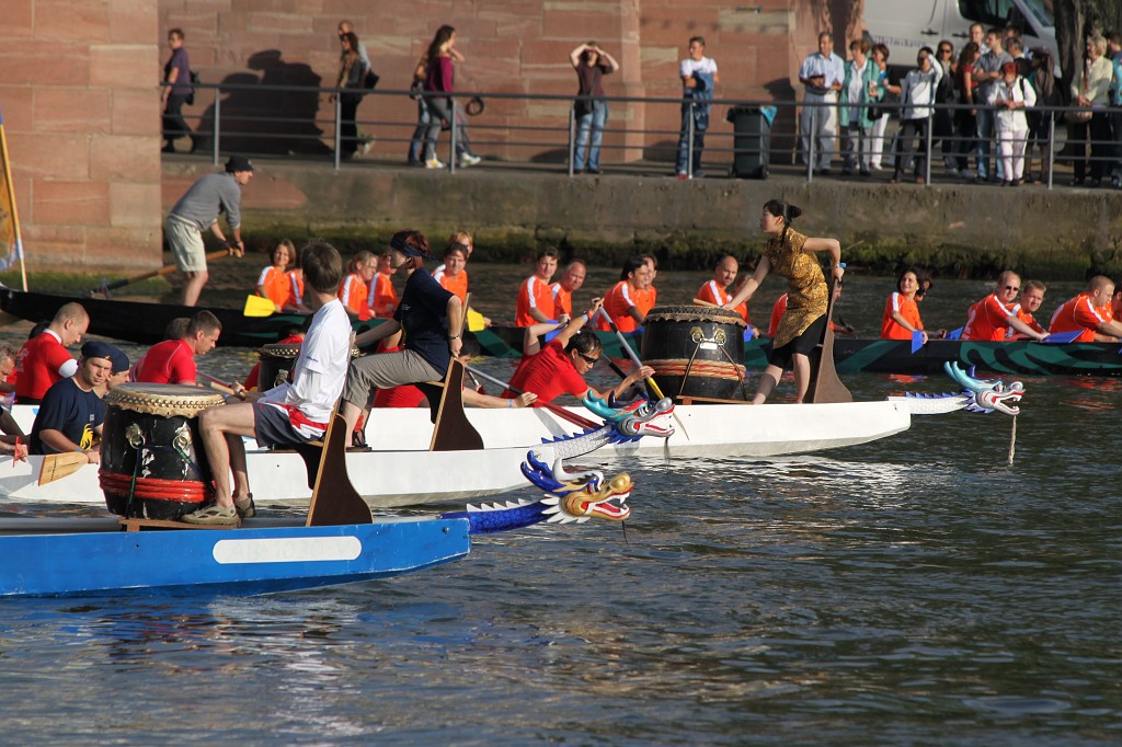 IMG_2836.JPG - Start of Dragon boat race  http://en.wikipedia.org/wiki/Dragon_boat  at Museumsuferfest 2009  http://de.wikipedia.org/wiki/Museumsuferfest  in Frankfurt  http://en.wikipedia.org/wiki/Frankfurt_am_Main 
