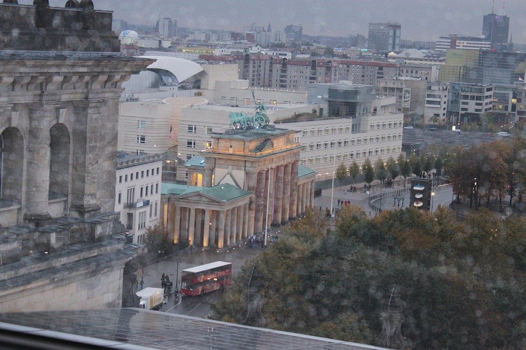 IMG_2902.JPG - Brandenburg Gate  http://en.wikipedia.org/wiki/Brandenburg_Gate  from Reichstag building