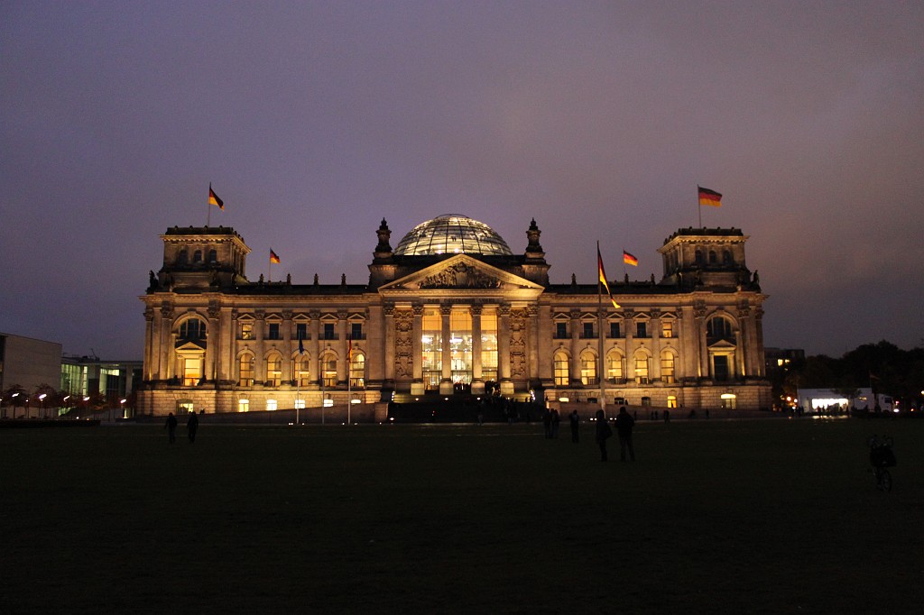IMG_2938.JPG - Reichstag building  http://en.wikipedia.org/wiki/Reichstag_building  at night