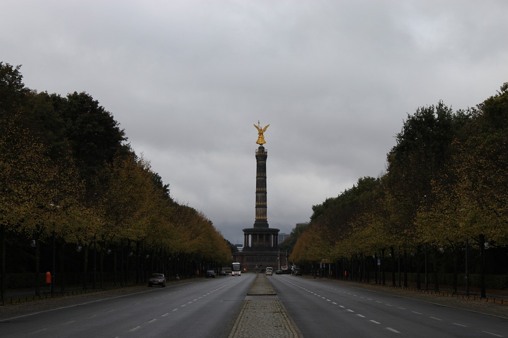IMG_2959.JPG - 17th June Street  http://en.wikipedia.org/wiki/Stra%C3%9Fe_des_17._Juni  and Victory Column  http://en.wikipedia.org/wiki/Siegess%C3%A4ule 