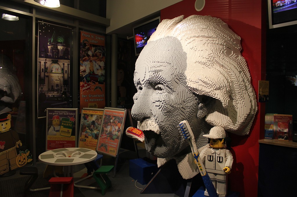 IMG_3130.JPG - Lego Einstein at Potsdamer Platz  http://en.wikipedia.org/wiki/Potsdamer_Platz 