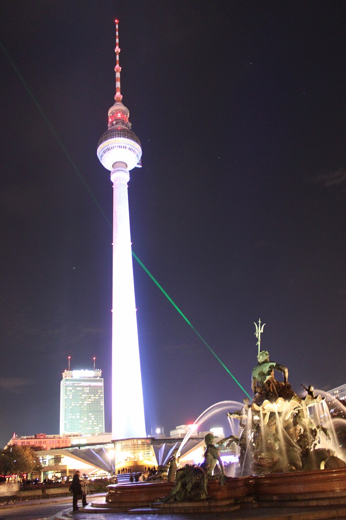 IMG_3166.JPG - Fernsehturm Berlin  http://en.wikipedia.org/wiki/Fernsehturm_Berlin  and Neptunbrunnen (Neptune Fountain)  http://en.wikipedia.org/wiki/Neptunbrunnen_(Berlin) 