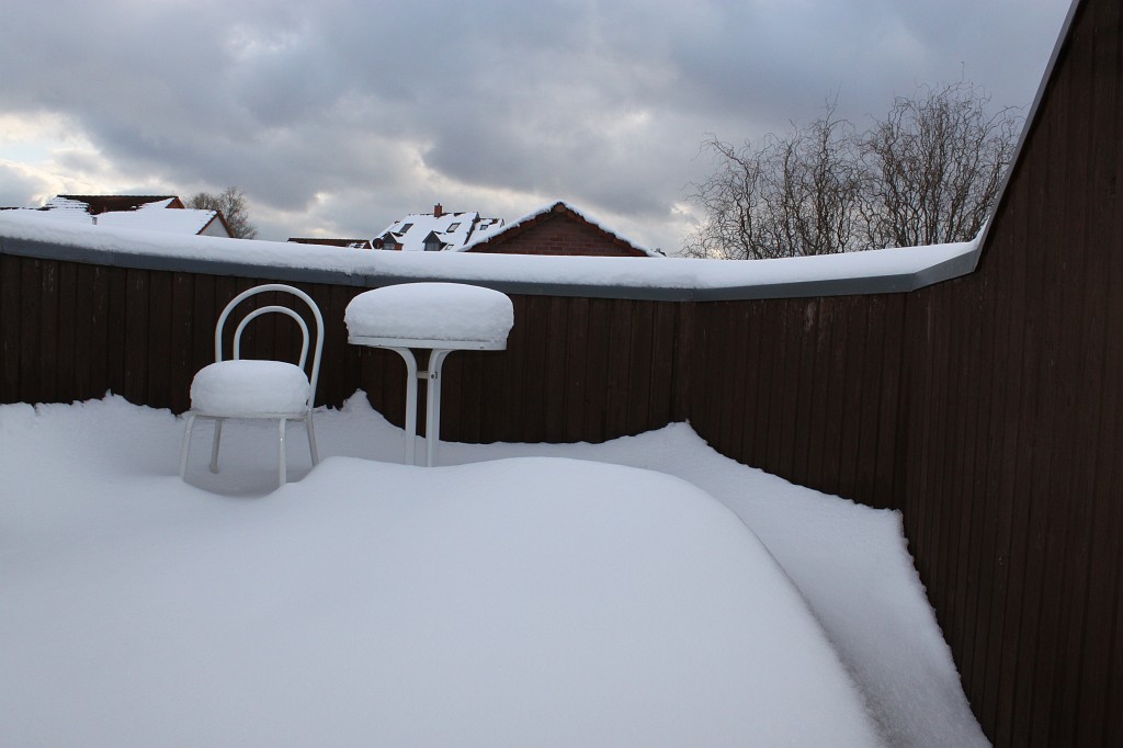 IMG_4531.JPG - Balcony covered by snow