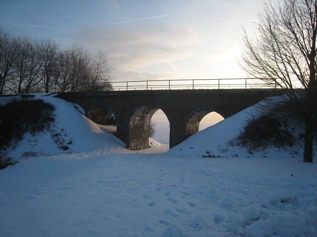 X_IMG_2010.JPG - Train bridge in the morning sun