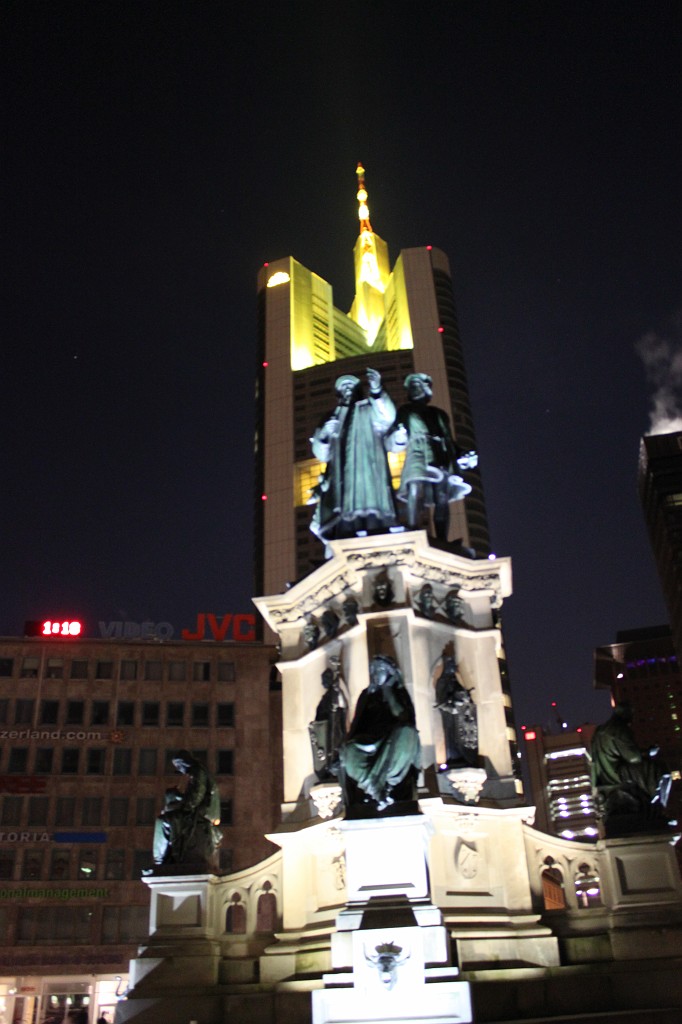 IMG_4885.JPG - Johannes-Gutenberg-Monument  http://de.wikipedia.org/wiki/Gutenberg-Denkmal_%28Frankfurt%29  in front of the Commerzbank Tower  http://en.wikipedia.org/wiki/Commerzbank_Tower 