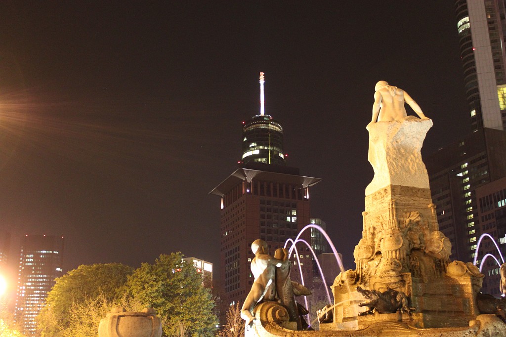 IMG_5280.JPG - M�rchenbrunnen with Mainnixe  http://de.wikipedia.org/wiki/Frankfurter_M%C3%A4rchenbrunnen . Japan Center  http://en.wikipedia.org/wiki/Japan_Center  and Main Tower  http://en.wikipedia.org/wiki/Maintower  in the background.