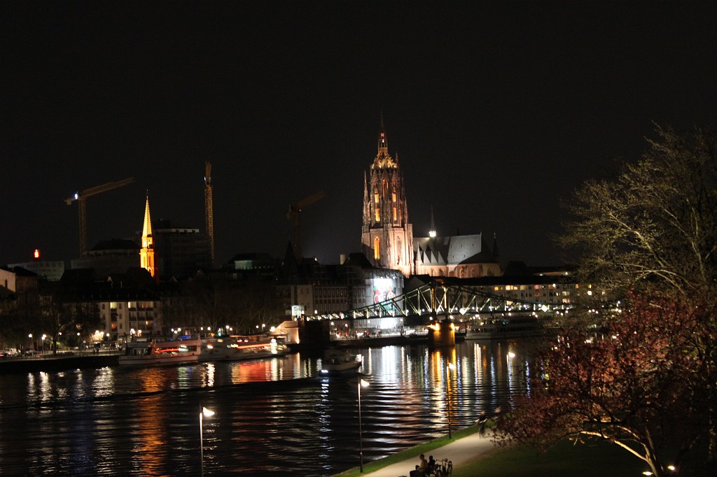 IMG_5313.JPG - Main river and Saint Bartholomeus's Cathedral   http://en.wikipedia.org/wiki/Frankfurt_Cathedral . Kings of the Holy Roman Empire were elected and crowned in this church (Kaiserdom).