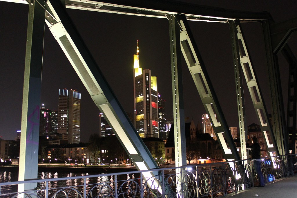 IMG_5315.JPG - Eiserner Steg  http://de.wikipedia.org/wiki/Eiserner_Steg  and Commerzbank Tower  http://en.wikipedia.org/wiki/Commerzbank_Tower 