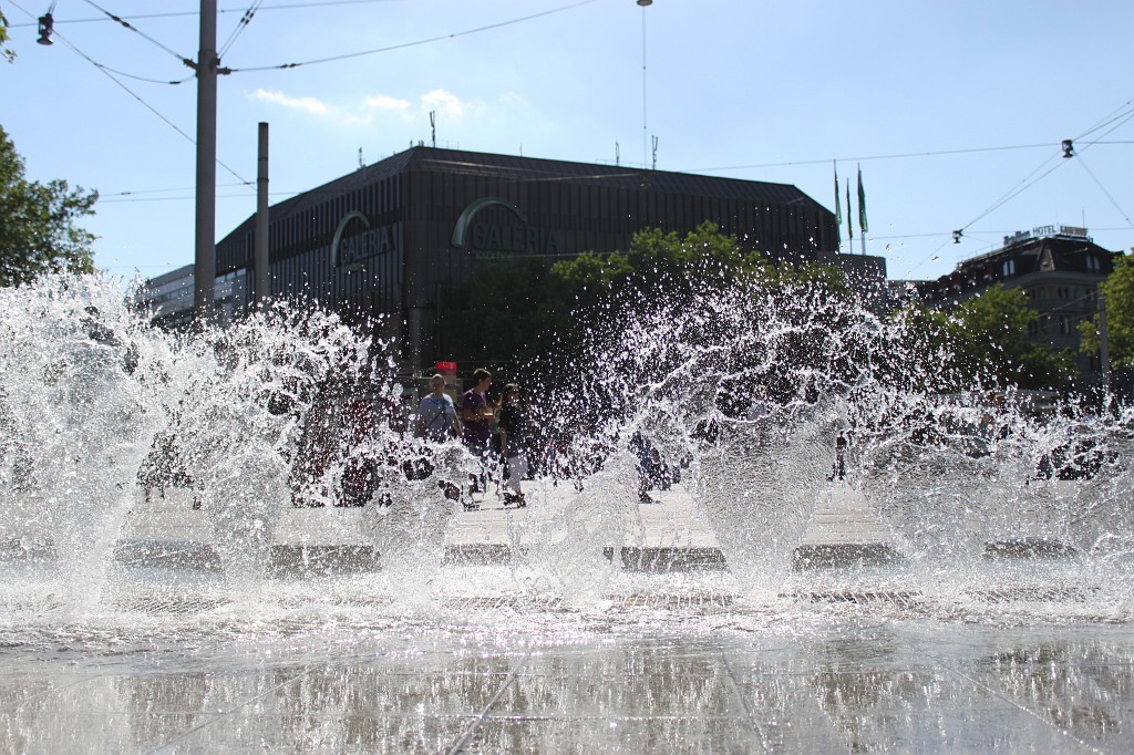 IMG_6412.JPG - Hannover train station fountain