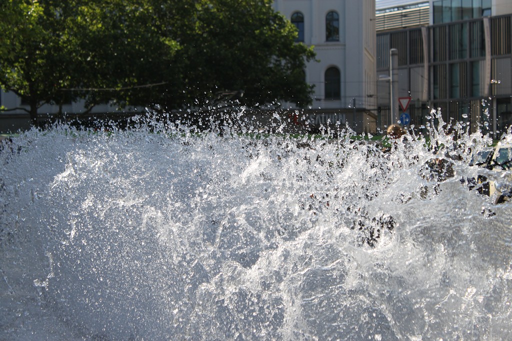 IMG_6420.JPG - Hannover train station fountain