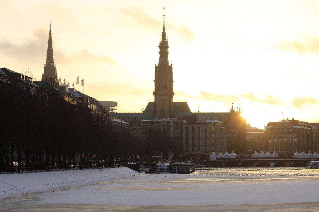 IMG_9082.JPG - Frozen Binnenalster  http://en.wikipedia.org/wiki/Binnenalster  and Town Hall