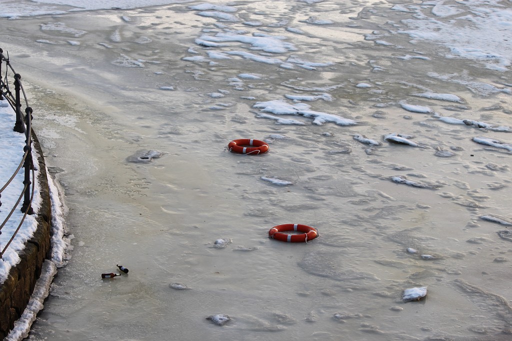 IMG_9085.JPG - Lifesaver on frozen Binnenalster  http://en.wikipedia.org/wiki/Binnenalster 