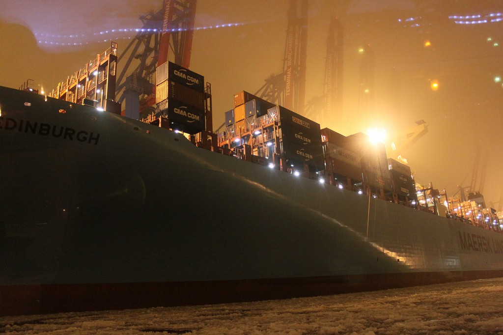 IMG_9156.JPG - Cruising in icy Hamburg harbour  http://en.wikipedia.org/wiki/Port_of_Hamburg 