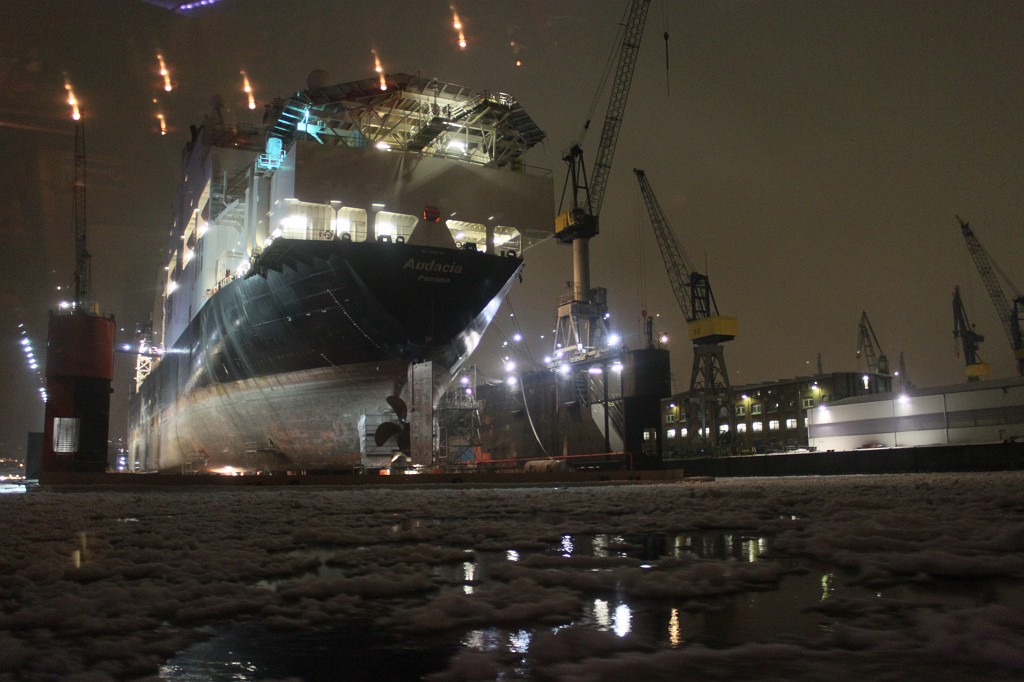 IMG_9185.JPG - Cruising in icy Hamburg harbour  http://en.wikipedia.org/wiki/Port_of_Hamburg 