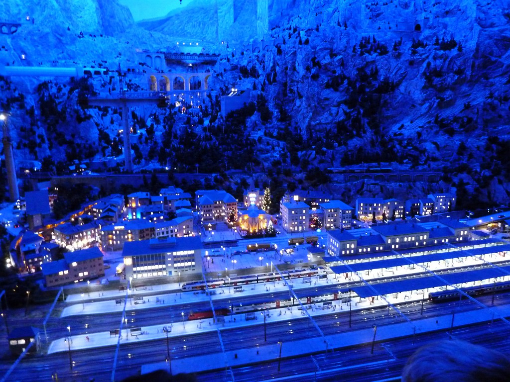 P1020045.JPG - Miniature Wonderland (Miniatur Wunderland)  http://en.wikipedia.org/wiki/Miniatur_Wunderland  Switzerland at night