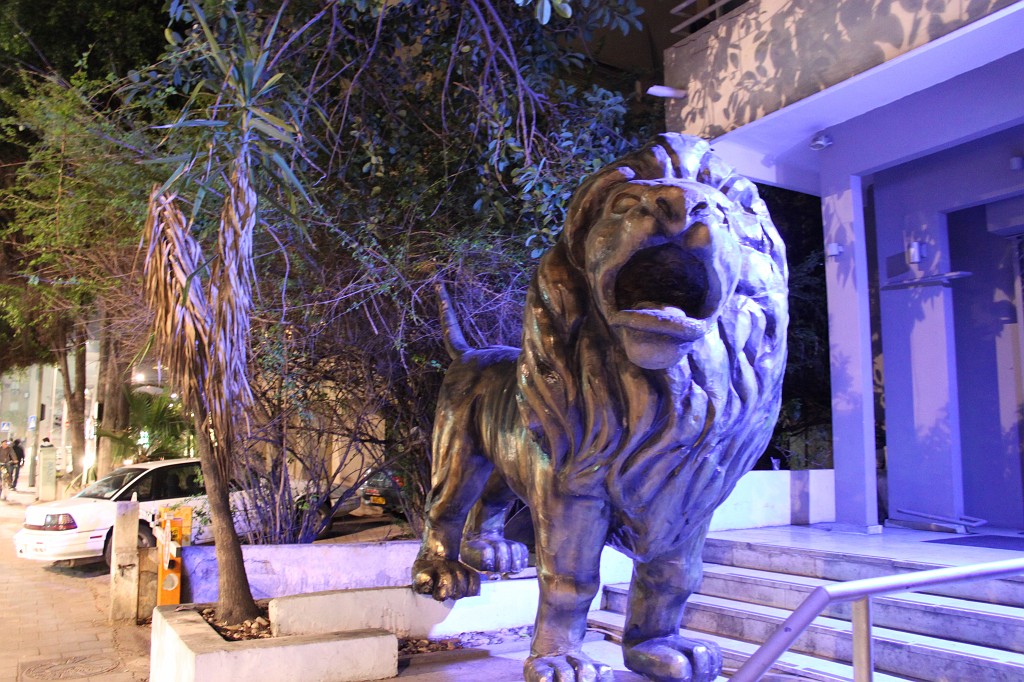 IMG_0046.JPG - Lion sculpture