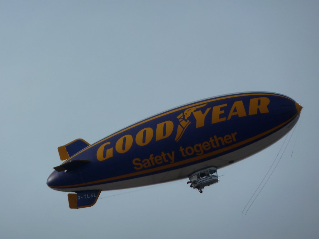 P1030272.JPG - Roxette  http://en.wikipedia.org/wiki/Roxette  in concert during the Hessentag 2011  http://de.wikipedia.org/wiki/Hessentag  in Oberursel  http://en.wikipedia.org/wiki/Oberursel_(Taunus) .The GoodYear blimp  http://en.wikipedia.org/wiki/Blimp  had some photographers on board which took  pictures from the Hessentag. Sadly the blimp crashed only a hour later during the landing. The journalists escaped, but the experienced pilot lost is life.