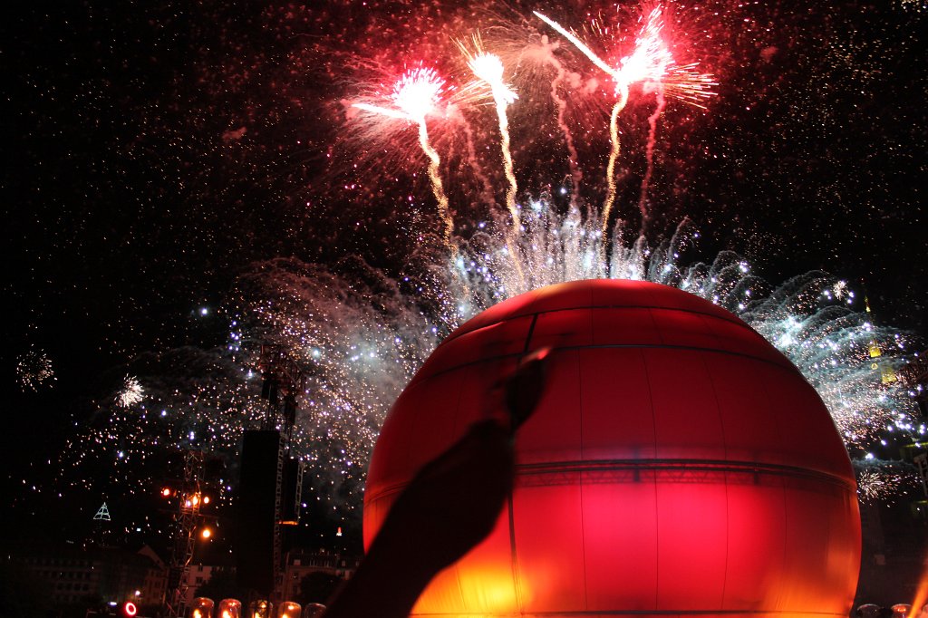 IMG_3431.JPG - The show and fireworks ending the public viewing during the 2011 FIFA Women's World Cup  http://en.wikipedia.org/wiki/2011_FIFA_Women%27s_World_Cup  in Frankfurt  http://en.wikipedia.org/wiki/Frankfurt 